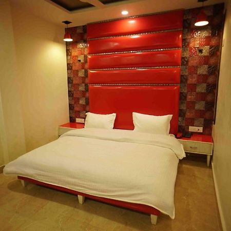 Hotel Soluxe Yamunānagar Esterno foto